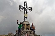 04 Alla croce di vetta di Cima Alben (2020 m) 